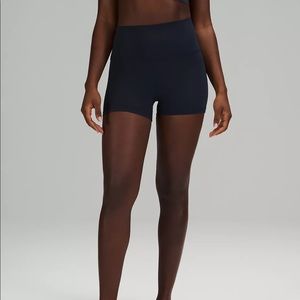 Lululeom Align High Rise 4” short. Sz 6